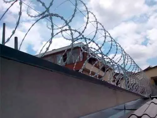Reforço de muros com concertina